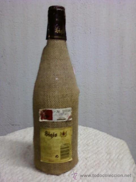 Botellas antiguas: BOTELLA SIGLO RIOJA FORRADA SACO - Foto 2